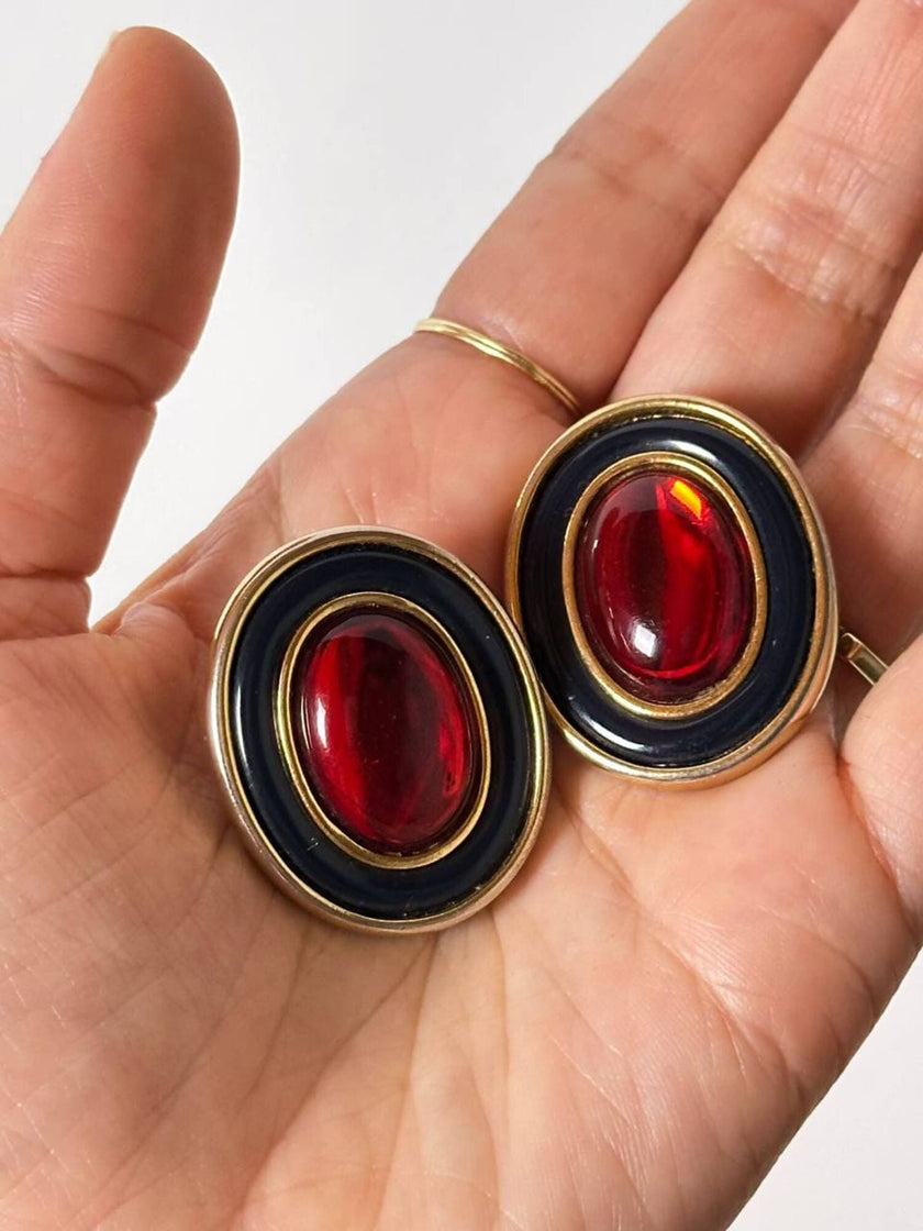 Orecchini a clip vintage in metallo oro con cabochon rosso e profili neri