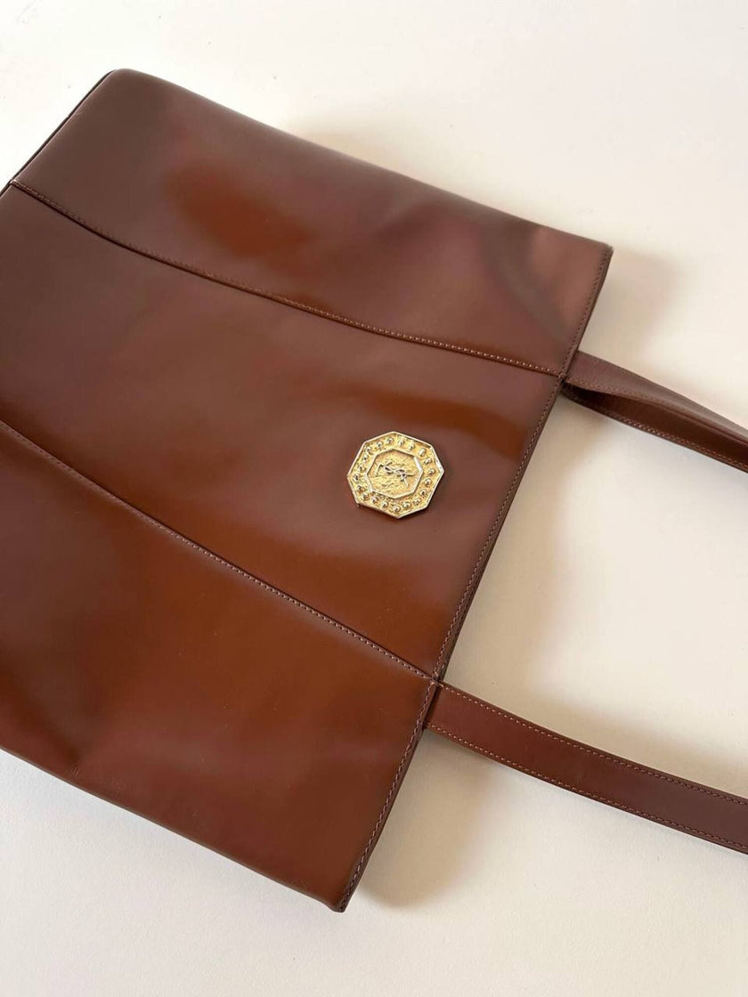 Borsa Yves Saint Laurent in pelle spazzolata color cuoio con accessorio gioiello