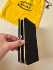 Mini pochette in tessuto nero con chiusura logata color oro “Gucci”