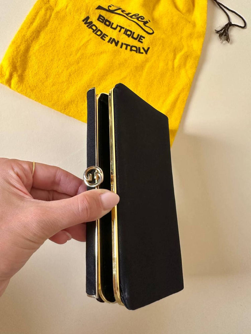 Mini pochette in tessuto nero con chiusura logata color oro “Gucci”