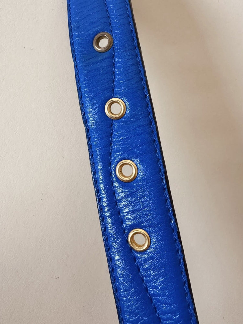 Cintura vintage Yves Saint Laurent in pelle bluette con fibbia gioiello dorata