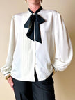Camicia bianca e nera con dettaglio plissé e fiocco al collo “Lanvin”