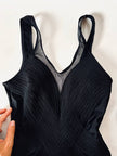 Costume intero nero con inserti in tulle e lavorazione a rilievo