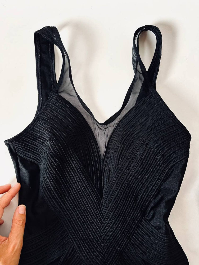 Costume intero nero con inserti in tulle e lavorazione a rilievo