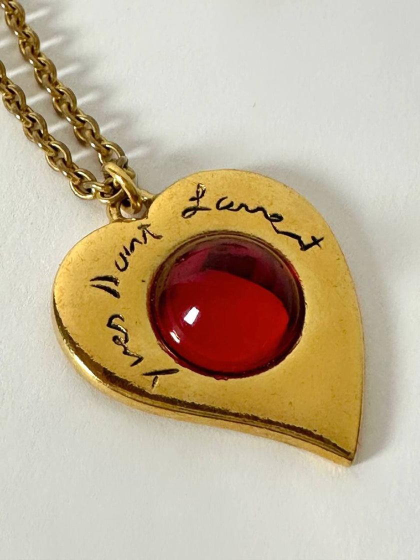 Collier vintage Yves Saint Laurent con ciondolo a forma di cuore firmato e cabochon rosso
