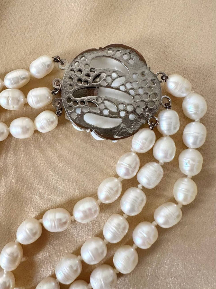 Collana di perle a tre fili con chiusura in madreperla a forma di fiore