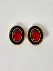 Orecchini a clip vintage in metallo oro con cabochon rosso e profili neri