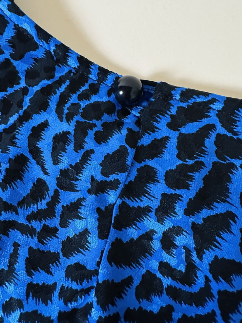 Blusa Yves Saint Laurent in seta jacquard blu elettrico con fantasia animalier nera