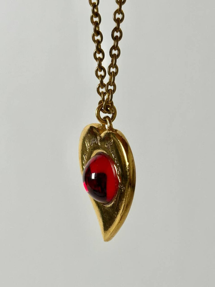 Collier vintage Yves Saint Laurent con ciondolo a forma di cuore firmato e cabochon rosso