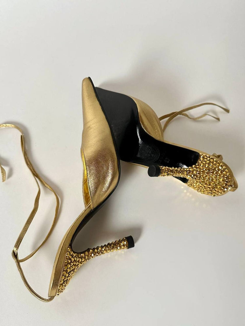 Décolleté slingback Gianni Versace in pelle laminata oro con punta affusolata lacci alla caviglia e tacco gioiello