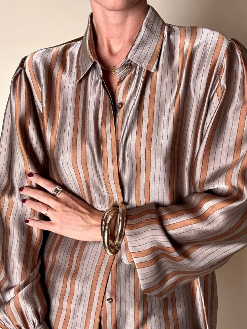 Camicia in raso di seta a righe verticali tortora e caramello Castle Bologna