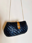 Mini borsa bandolier in midollino blu notte con tracolla in catena dorata