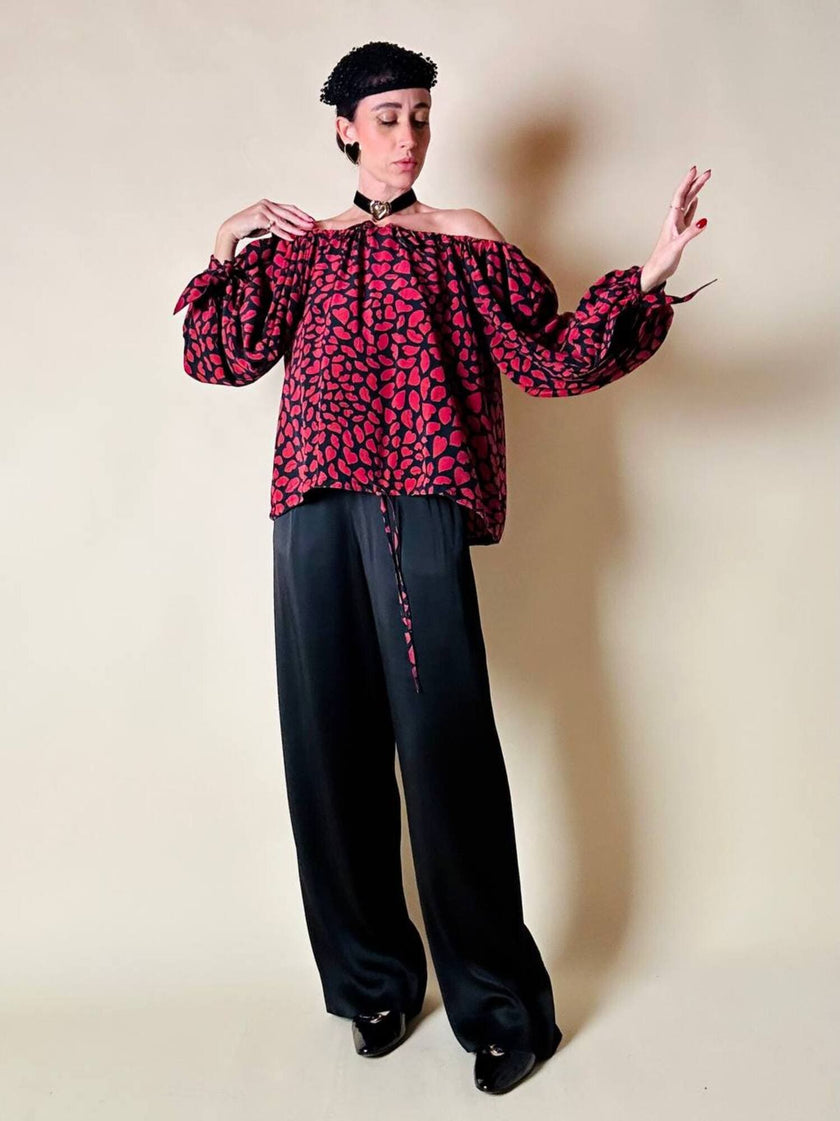 Blusa in seta nera con bocche e cuori rossi “Yves Saint Laurent”