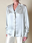Camicia in raso di seta grigio perla con gemelli in madreperla “Valentino Garavani”
