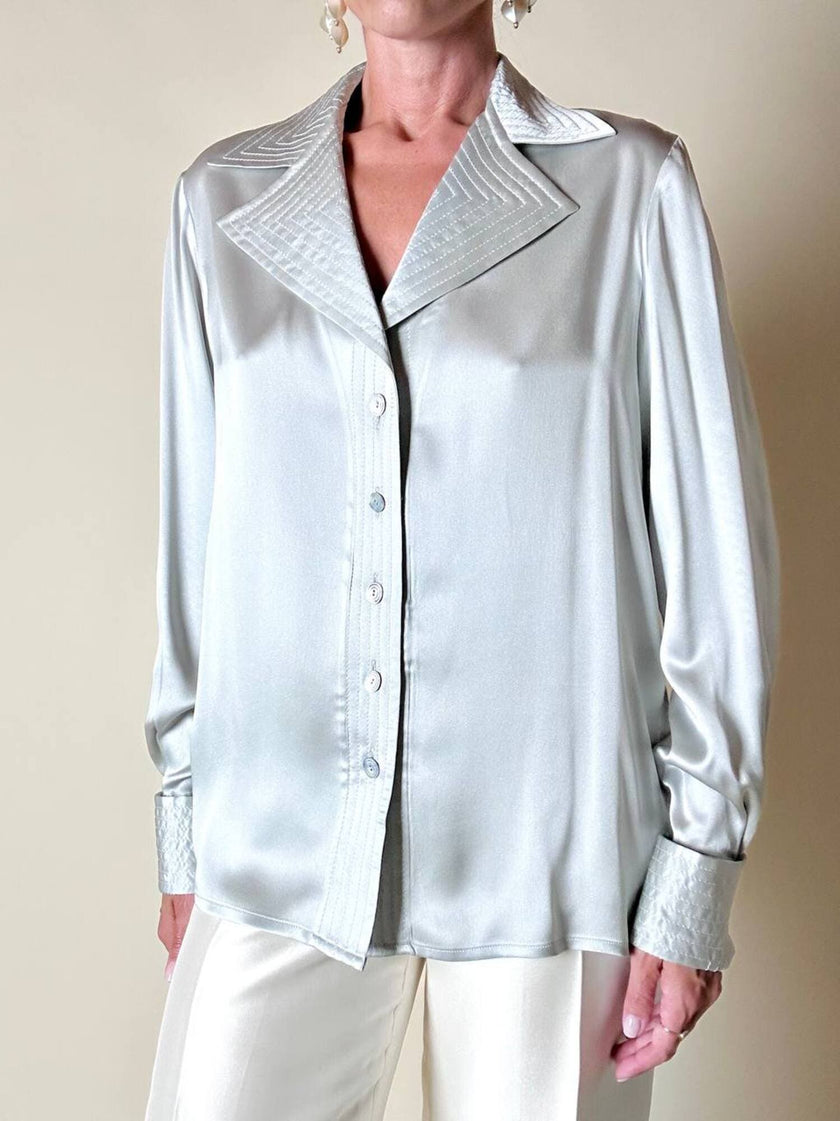 Camicia in raso di seta grigio perla con gemelli in madreperla “Valentino Garavani”