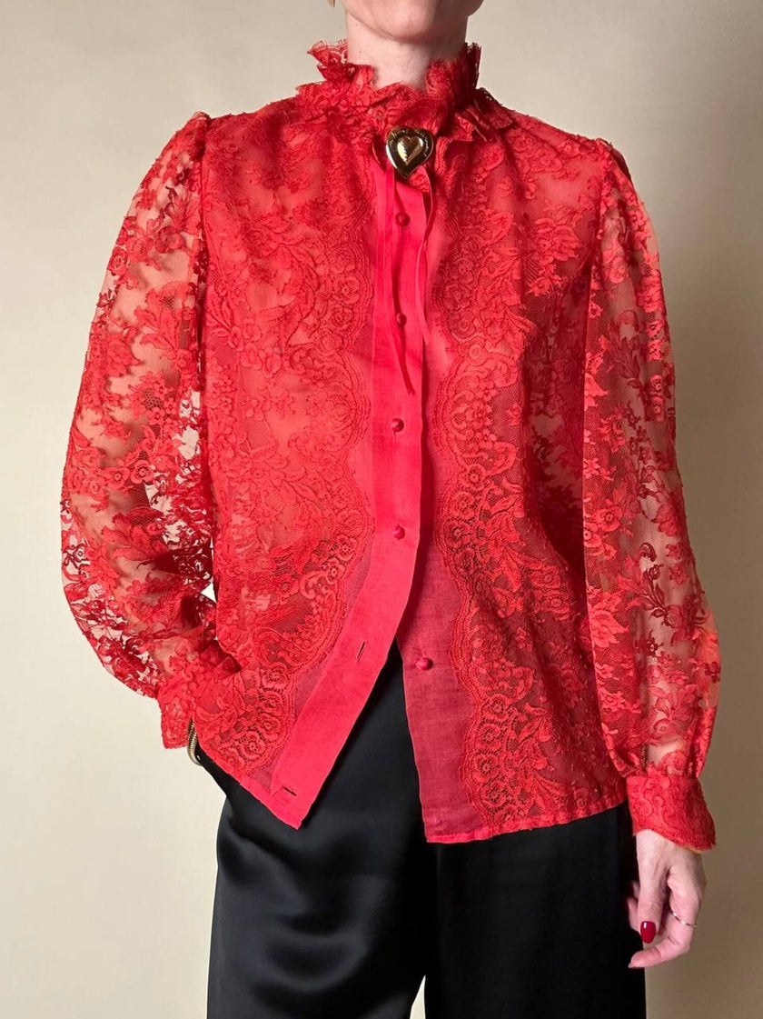 Camicia sartoriale in pizzo chantilly e organza di seta rossa