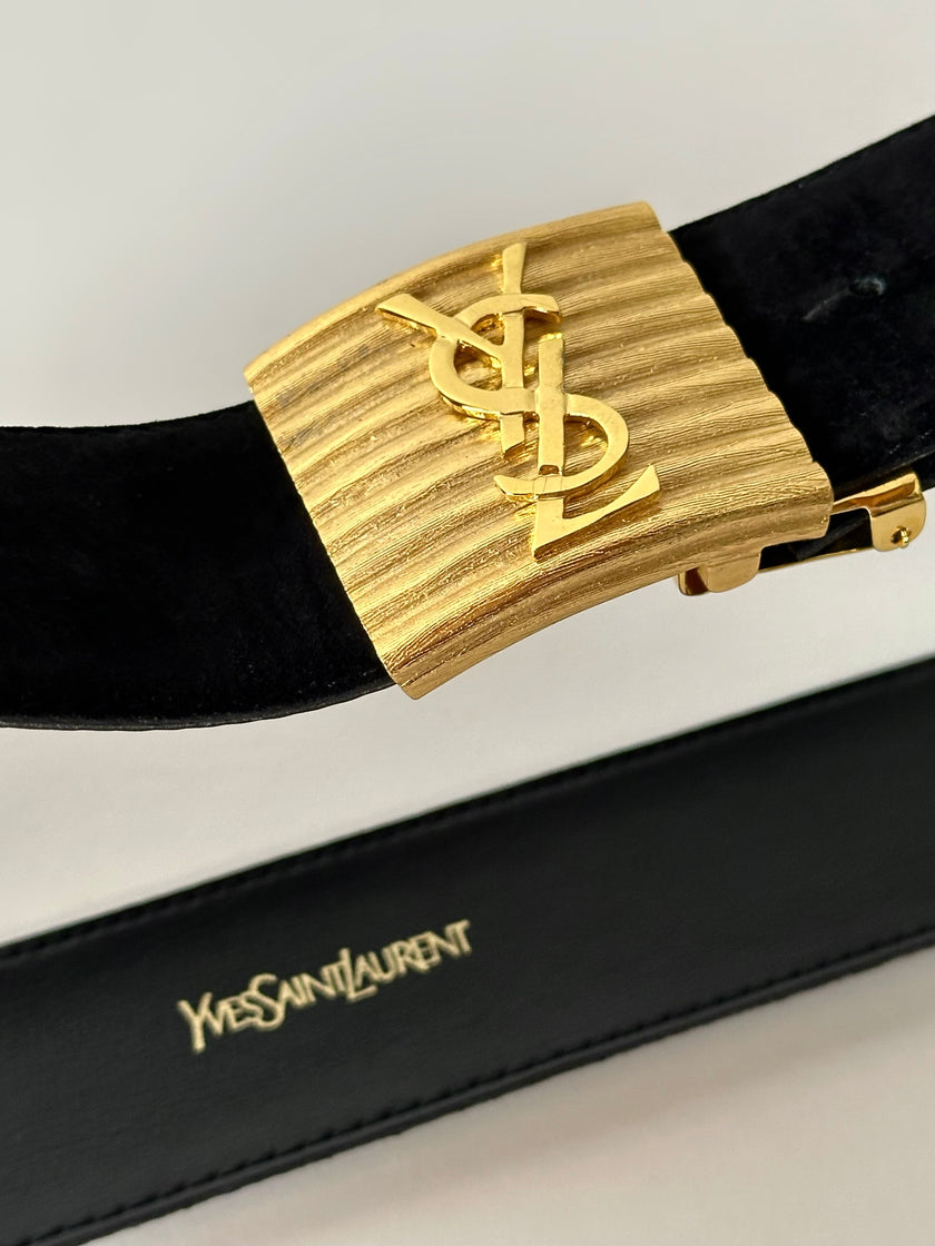 Cintura vintage Yves Saint Laurent in camoscio nero con maxi fibbia oro logata YSL