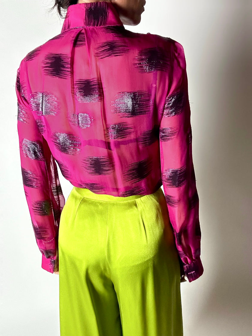 Camicia vintage Emanuel Ungaro in chiffon fucsia e lamé nero con volant plissé