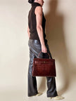 Borsa a trapezio in pelle di coccodrillo color cognac con tracolla e hardware oro Idra