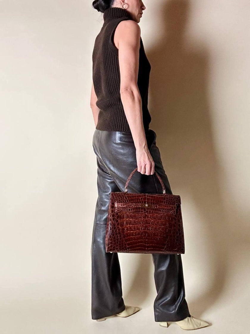 Borsa a trapezio in pelle di coccodrillo color cognac con tracolla e hardware oro Idra
