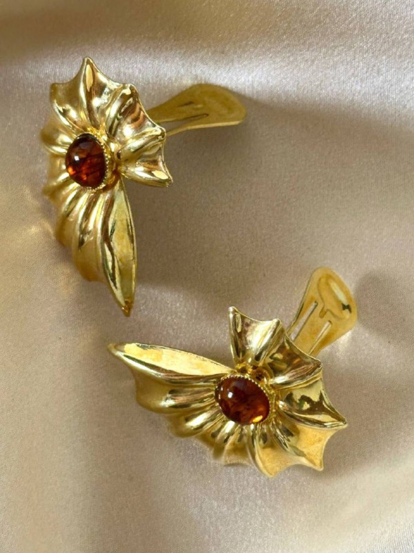 Orecchini a clip dorati a forma di conchiglia con cabochon centrale in ambra sintetica