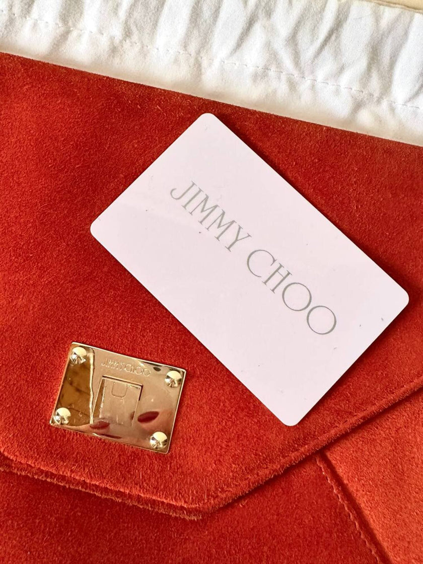 Pochette a busta Jimmy Choo in camoscio aragosta con placca metallica logata