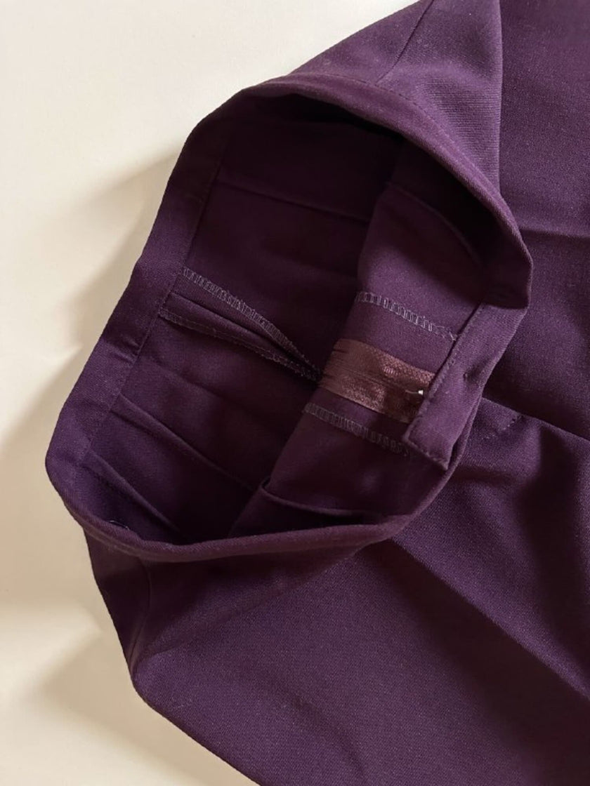 Pantalon tailleur taille haute à coupe cigarette couleur prune