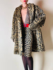 Eco pelliccia leopardata con maxi bottoni neri