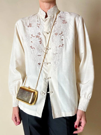 Camicia in seta avorio ricamata a mano con preziosi alamari