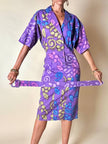 Mehrfarbiges Kleid mit abstraktem Muster in Violett und passendem Gürtel „Livio De Simone“