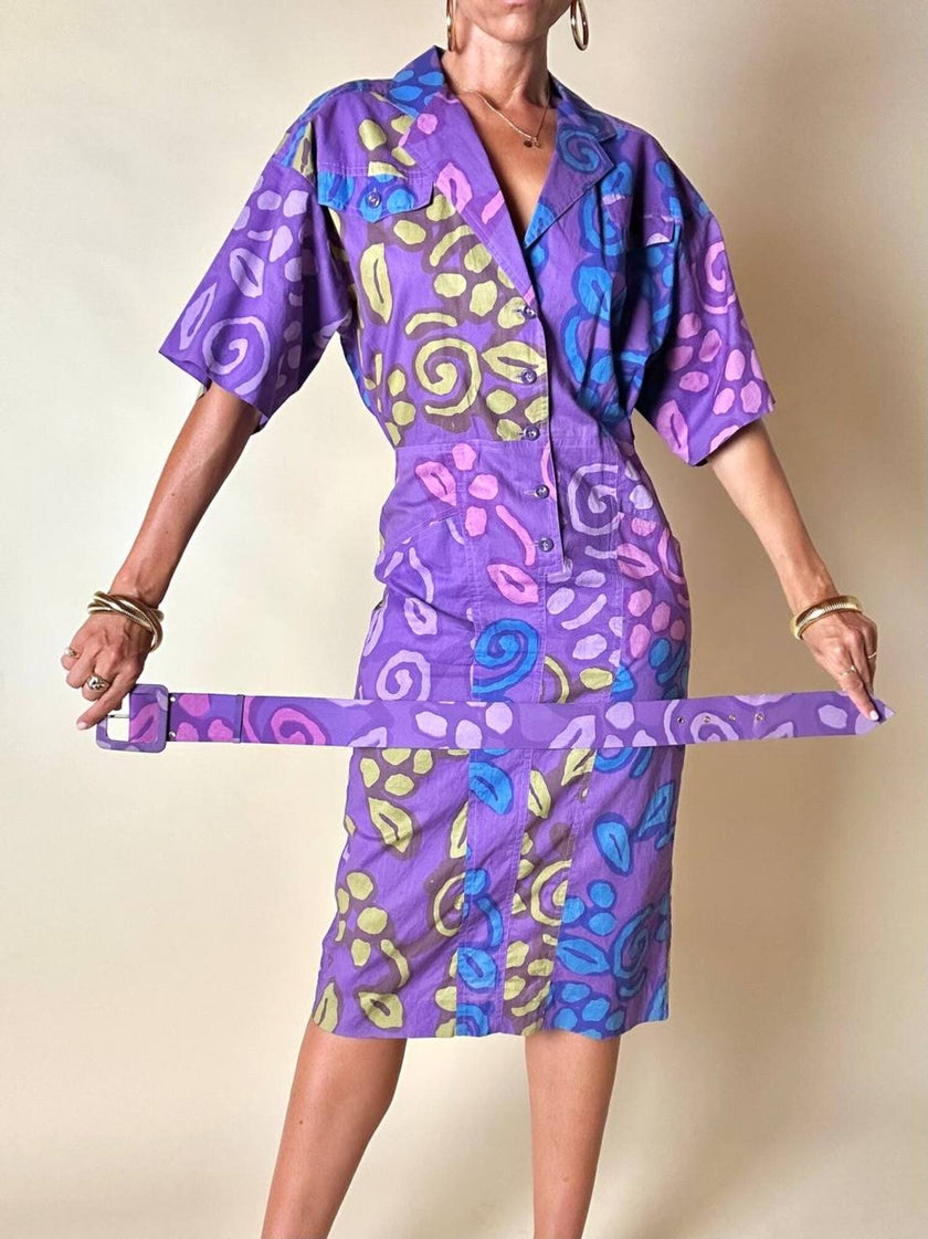 Mehrfarbiges Kleid mit abstraktem Muster in Violett und passendem Gürtel „Livio De Simone“