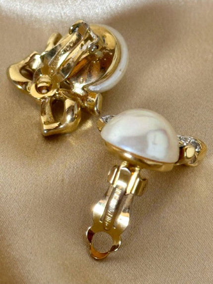 Clip con perle cabochon e piccoli fiocchi incastonati con strass “Nina Ricci”