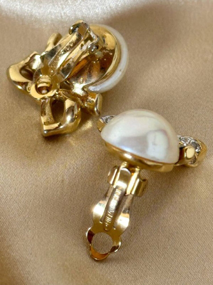 Clip con perle cabochon e piccoli fiocchi incastonati con strass “Nina Ricci”