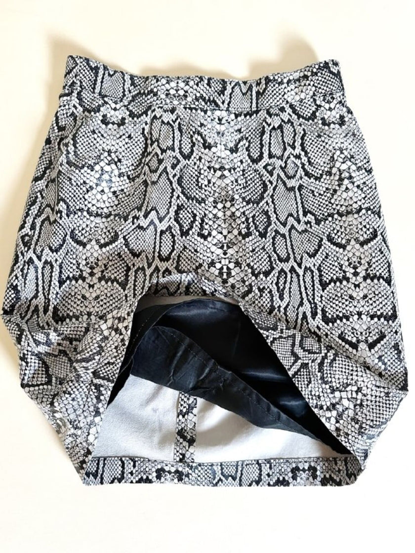Minigonna vintage Laura Prisco in pelle bianca stampa pitone nei toni del nero e grigio
