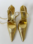 Décolleté slingback Gianni Versace in pelle laminata oro con punta affusolata lacci alla caviglia e tacco gioiello