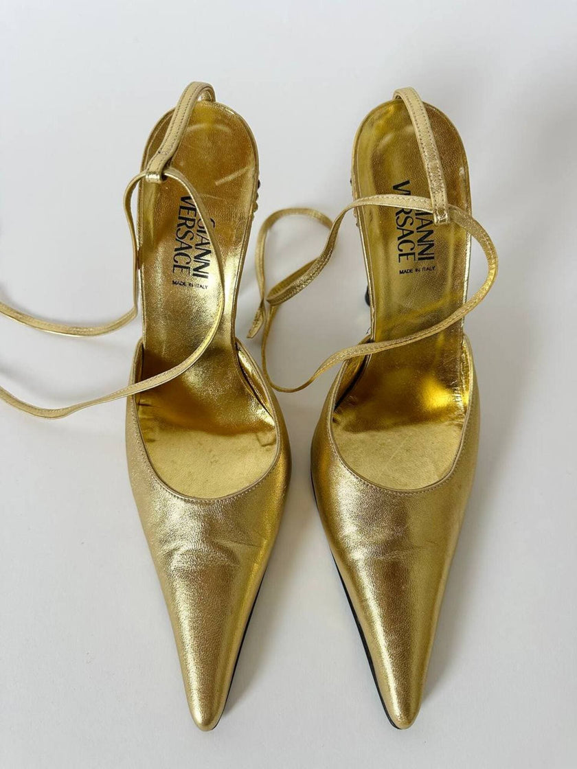 Décolleté slingback Gianni Versace in pelle laminata oro con punta affusolata lacci alla caviglia e tacco gioiello