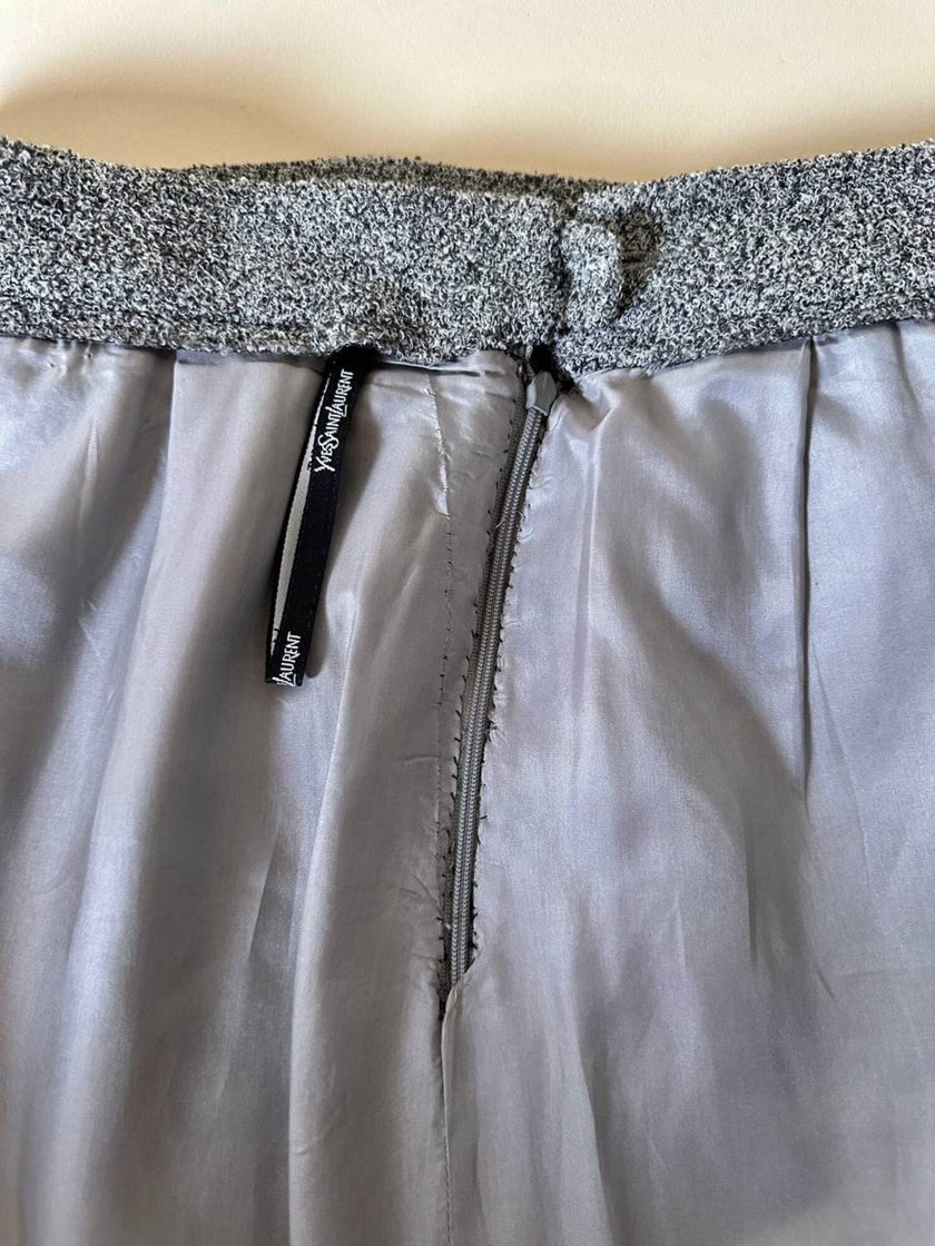 Minigonna grigia in lana bouclé con maxi bottoni neri “Yves Saint Laurent”