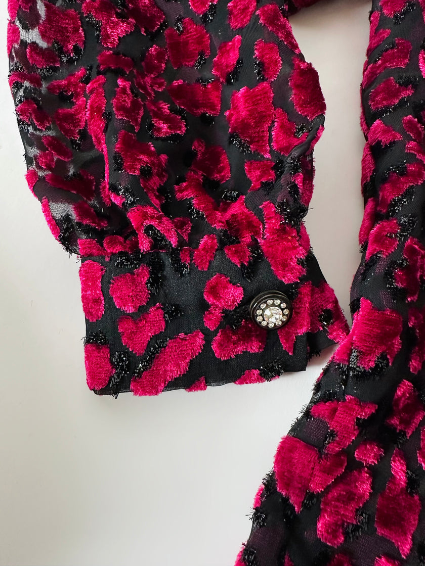 Camicia vintage in velluto dévoré amarena e lurex nero con motivo animalier
