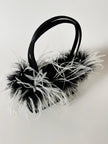 Borsa vintage in raso nero con piume di struzzo bianche e nere