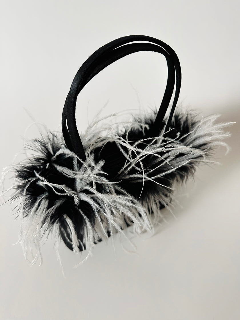 Borsa vintage in raso nero con piume di struzzo bianche e nere