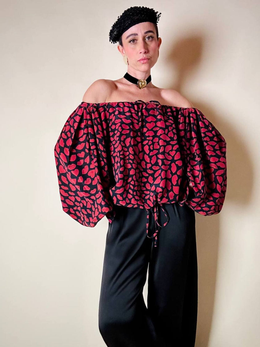 Blusa in seta nera con bocche e cuori rossi “Yves Saint Laurent”