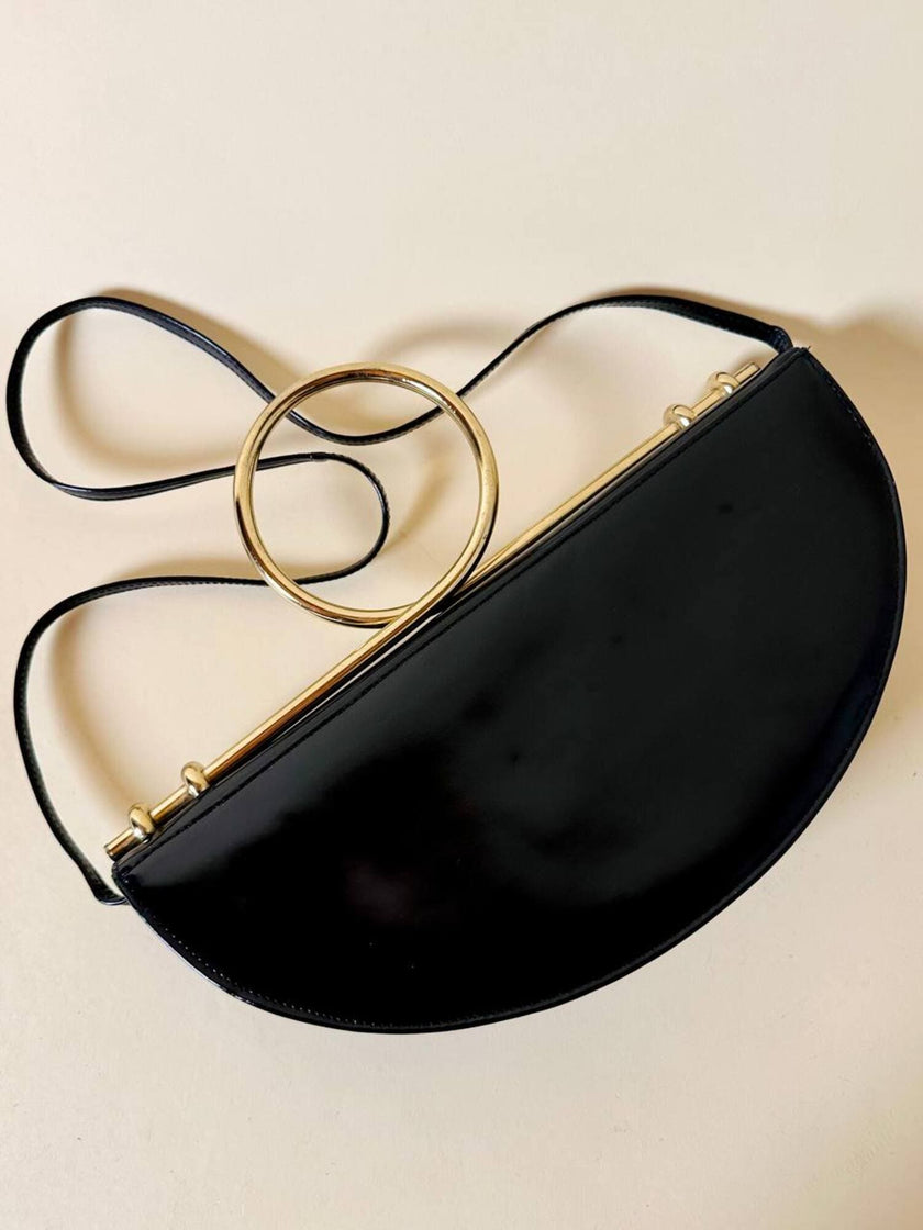 Borsa in vernice nera con manico design in metallo oro