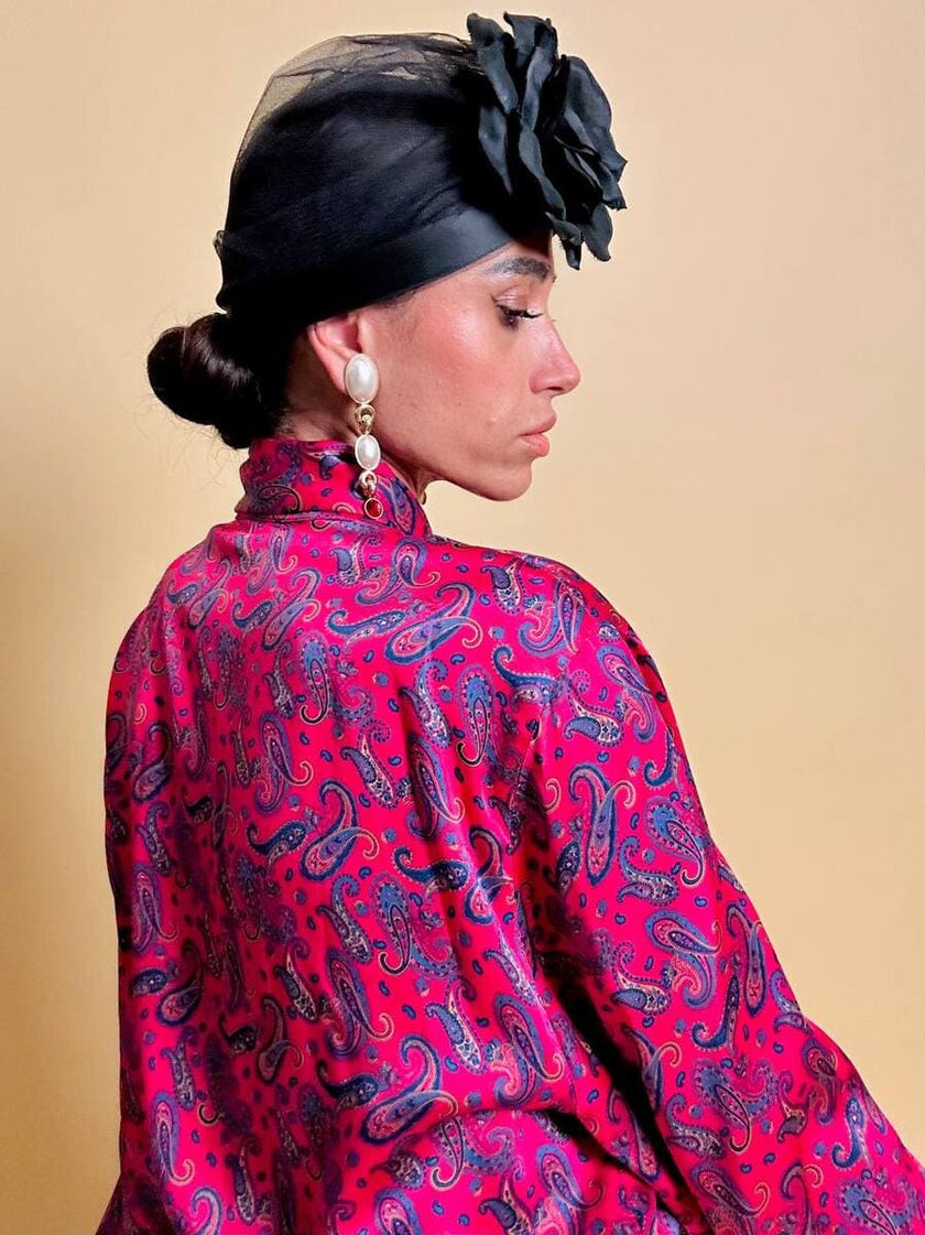 Camicia con fiocco al collo in raso di seta fucsia fantasia paisley