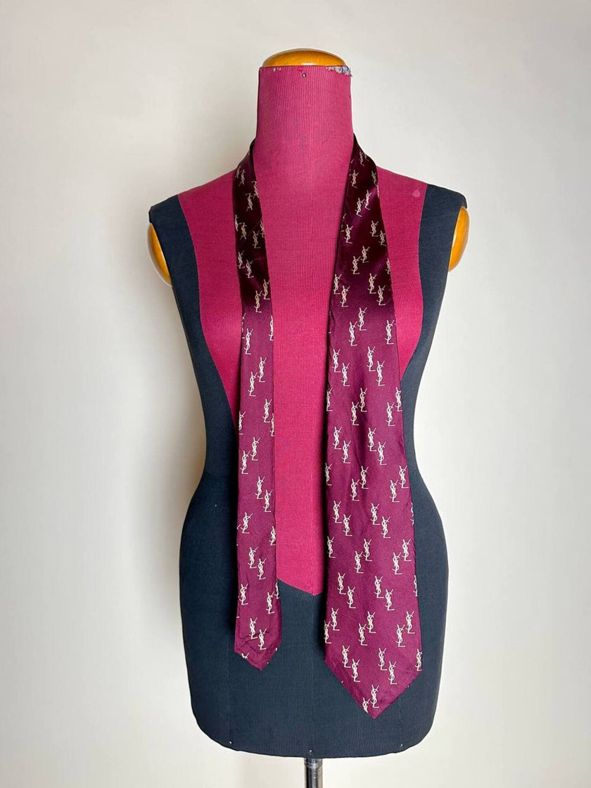 Cravatta Yves Saint Laurent in seta bordeaux con logo YSL beige allover