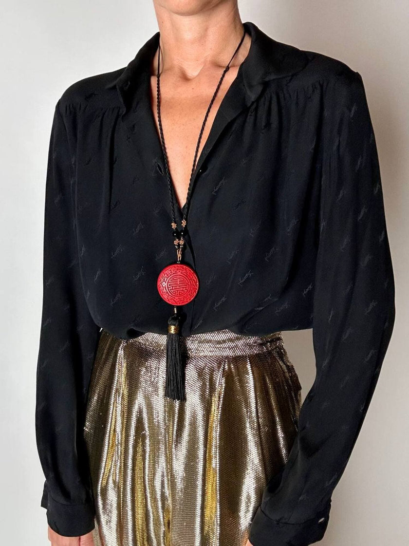 Collana vintage in stile orientale con ciondolo rotondo in cinabro rosso e nappa couture