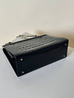 Borsa vintage in pelle nera lucida stampa coccodrillo con manici in catena oro