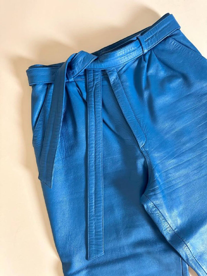 Pantalon en cuir bleu céruléen taille haute avec ceinture assortie