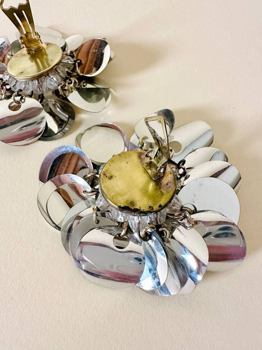 Parure composta da clip e mini bag in paillettes argento