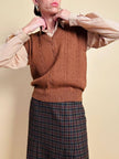 Gilet in lana color tabacco con motivo a trecce