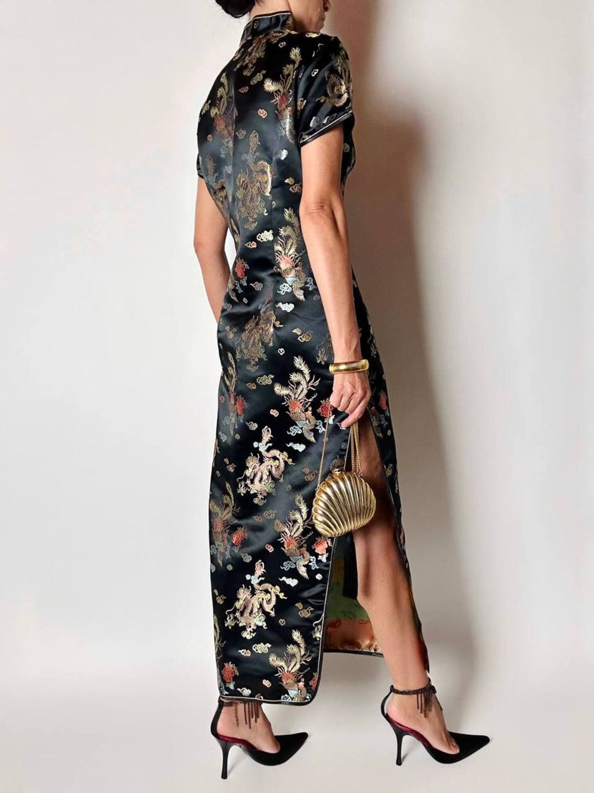 Clutch vintage Scheilan realizzata in metallo oro a forma di conchiglia con maxi nappa couture